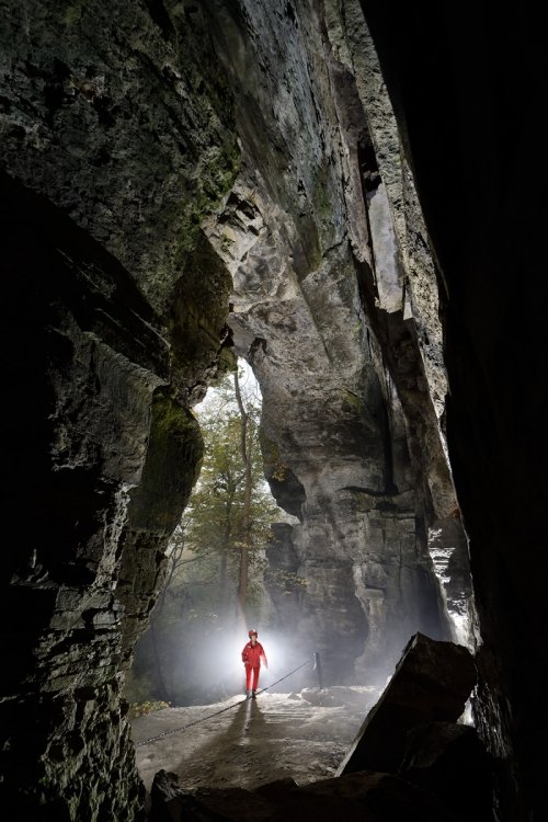 Spéléo dans l'entrée d'un abri sous roche le long de Indian Trail dans Thatcher Park (New York, USA) (SP-19-1811)